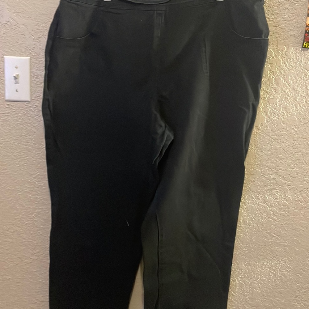 Black capris